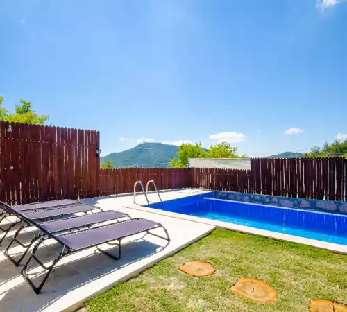 villaName